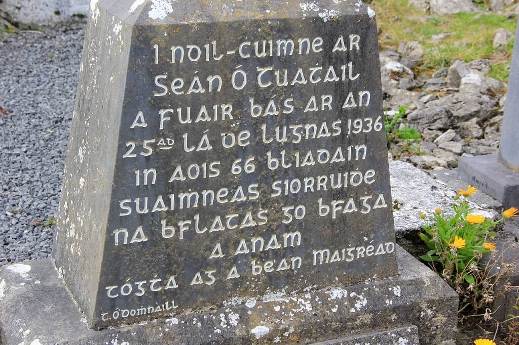 Надпись на гэльском языке. Ирландия 